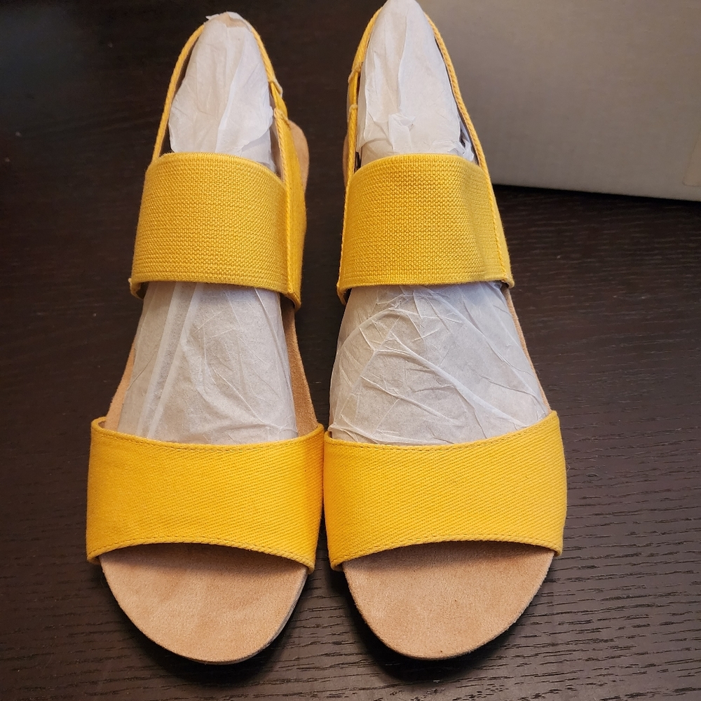 NWOB - Lifestride Flex Yellow Wedge Sandals - Size 8 / Euro 38